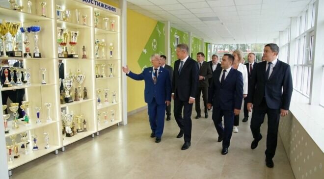 Глава Республики Башкортостан Радий Хабиров посетил Ассоциированную школу Союза машиностроителей России, гимназию № 3 в Стерлитамаке